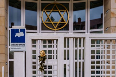 Unter anderem Synagogen werden nach dem Angriff auf den Iran schärfer bewacht. (Archivbild) Foto: Andreas Arnold/dpa