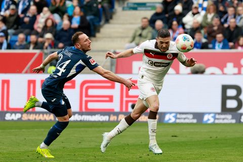 Mathias Pereira Lage köpft zum 1:0 für St. Pauli ein. Foto: Heiko Becker/dpa