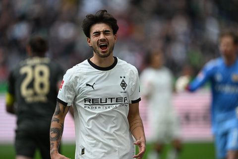 Auch Gladbachs Castrop traf das Tor nicht. Foto: Fabian Strauch/dpa