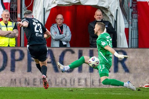 Marius Funk (r) im Tor von Energie Cottbus rettet gegen den Verler Alessio Besio. Foto: Julius Frick/dpa