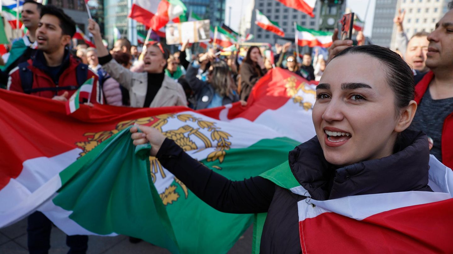 Exil-Iraner in Berlin: „Zivile Opfer sind der Preis, den wir für unsere Freiheit zahlen müssen“