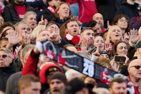 Fans gebärden die Liverpool-Hymne "You'll Never Walk Alone".