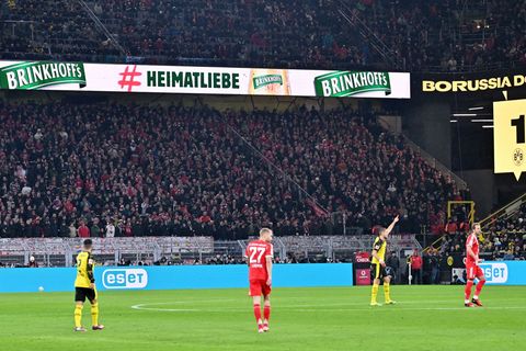 Die Gästefans des FC Bayern waren beim Topspiel in Dortmund merklich still. Foto: David Inderlied/dpa