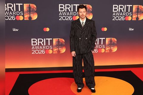 In Anzug und Ballerinas: Harry Styles auf dem roten Teppich der Brit Awards in Manchester.