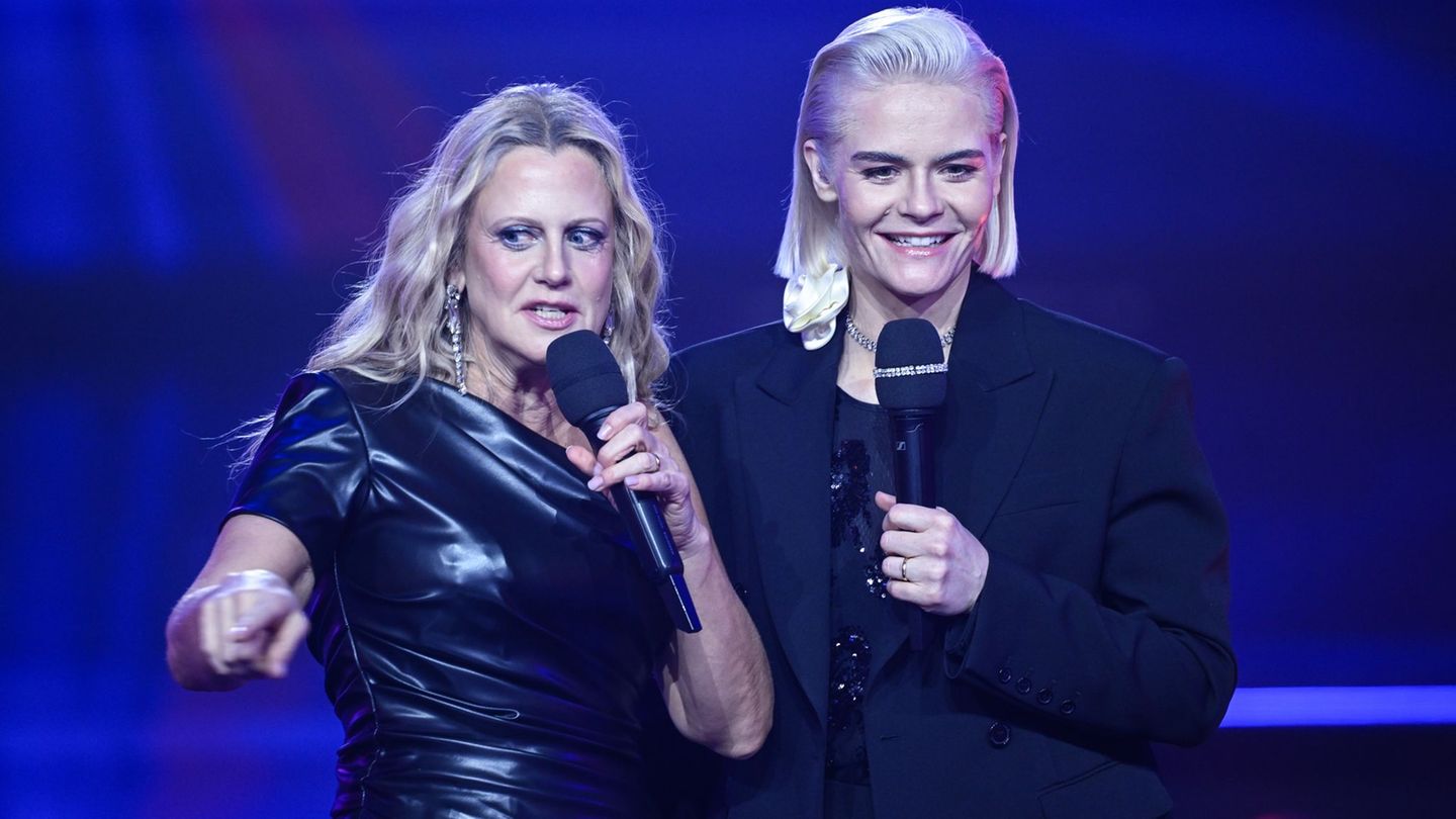 Ungewohnter Look: Hazel Brugger moderierte den Vorentscheid mit streng nach hinten gestylten Haaren. Foto: Britta Pedersen/dpa