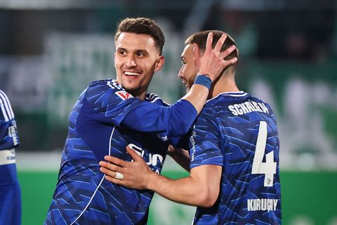 Dejan Ljubicic (l) traf spektakulär zum Ausgleich. Foto: Daniel Karmann/dpa