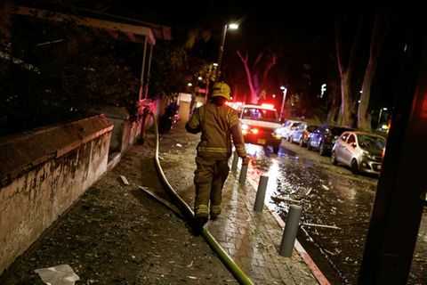 Rettungskräfte an Raketeneinschlagsort in Tel Aviv