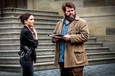 Kommissar Behringer (Antoine Monot) und seine Kollegin Ela (Cosima Henman) suchen die Person, die in Perchten-Verkleidung den Museumsdirektor Wimmer ermordet hat. Die Maske stammte aus der Perchten-Ausstellung des Museums, wie sie dem Begleitkatalog entnehmen.