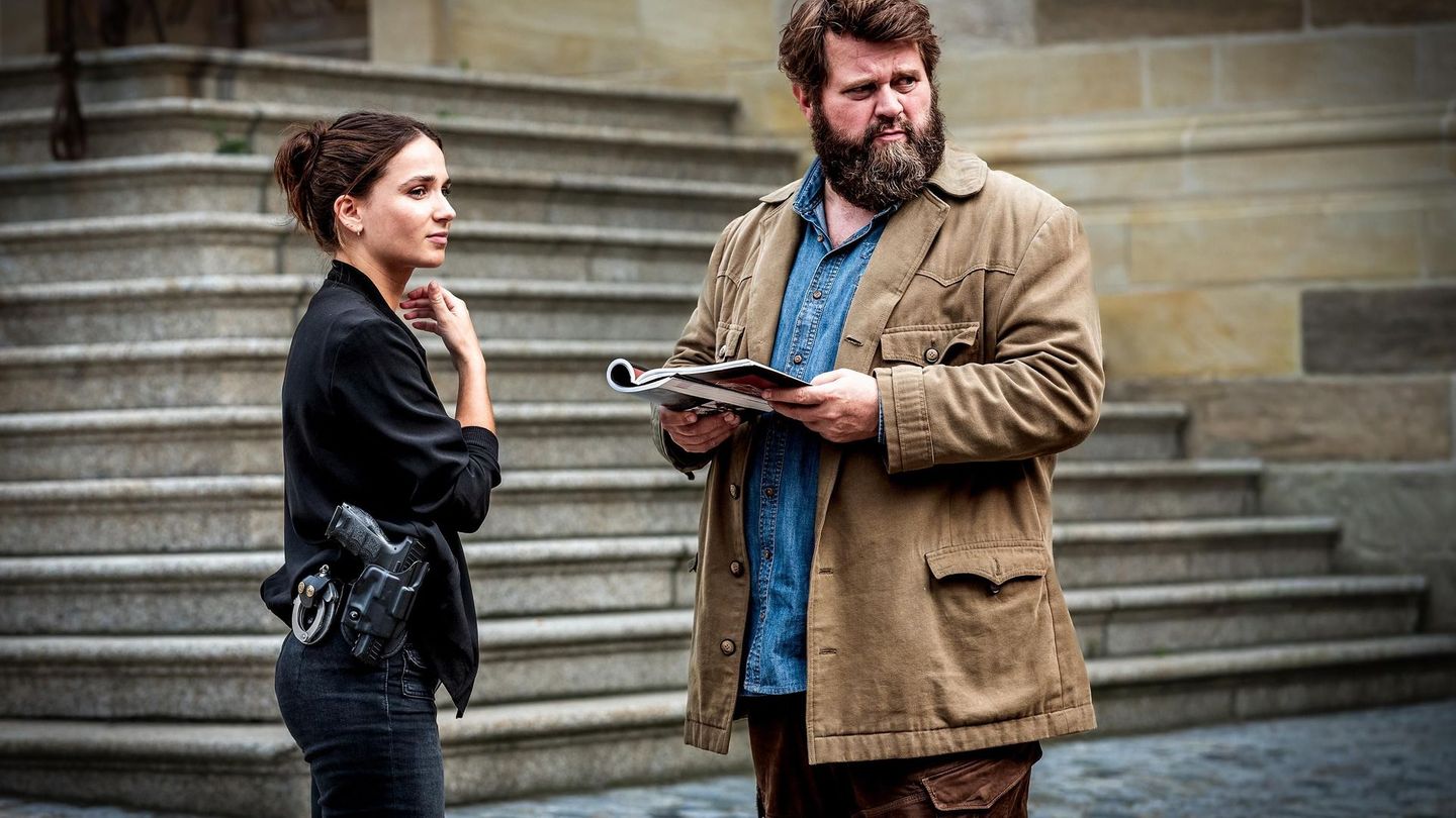 Kommissar Behringer (Antoine Monot) und seine Kollegin Ela (Cosima Henman) suchen die Person, die in Perchten-Verkleidung den Museumsdirektor Wimmer ermordet hat. Die Maske stammte aus der Perchten-Ausstellung des Museums, wie sie dem Begleitkatalog entnehmen.