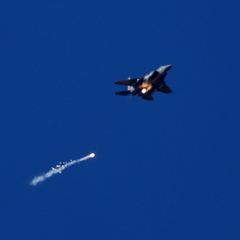 Israels Luftwaffe hat nach Angaben der Armee weitere Raketenstellungen im Iran angegriffen. (Archivbild) Foto: Ariel Schalit/AP/