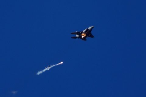 Israels Luftwaffe hat nach Angaben der Armee weitere Raketenstellungen im Iran angegriffen. (Archivbild) Foto: Ariel Schalit/AP/