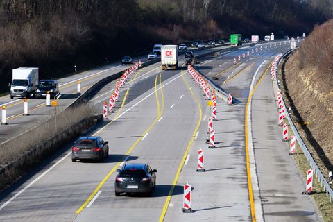 Auf der Autobahn 7 bei Hildesheim mussten einige Arbeiten verschoben werden. Foto: Julian Stratenschulte/dpa