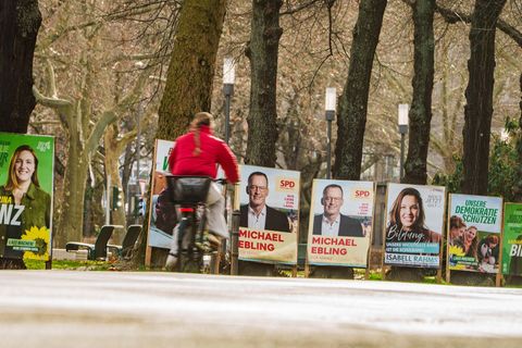 Der Wahlkampf läuft, doch was steht in den Wahlprogrammen drin? Foto: Andreas Arnold/dpa