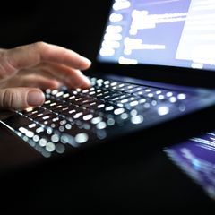 In der Industrie war der Studie zufolge 2025 etwa jede achte Firma von Cyberangriffen betroffen. (Symbolbild) Foto: Philip Dulia