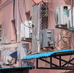 Klimaanlagen an der Hauswand des Wirtschaftsministeriums in Neu Delhi. Foto: Soeren Stache/dpa