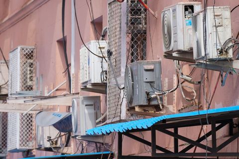 Klimaanlagen an der Hauswand des Wirtschaftsministeriums in Neu Delhi. Foto: Soeren Stache/dpa