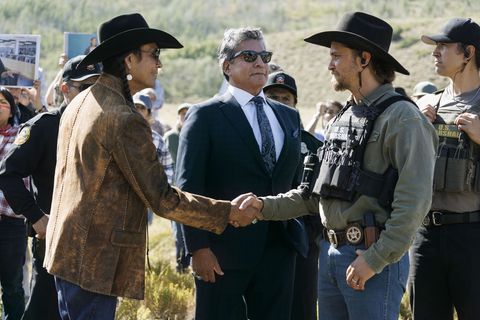 Kayce Dutton (Luke Grimes, rechts) trifft bei einer Veranstaltung Mo (Mo Brings Plenty, links) und Thomas Rainwater (Gil Birmingham) wieder.