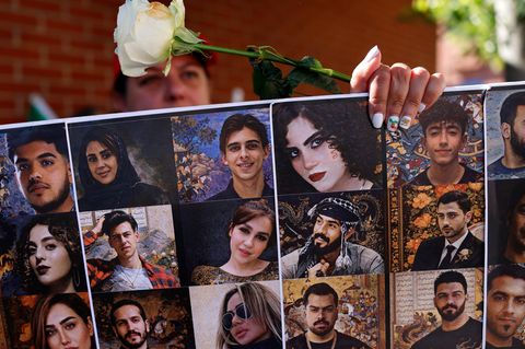 Ein Plakat mit Opfern im Iran