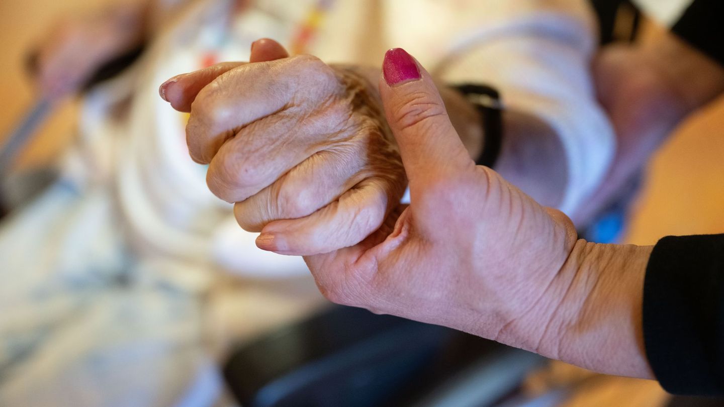 Gesundheitskosten: "Hütte brennt": Pflege-Ausgaben steigen weiter