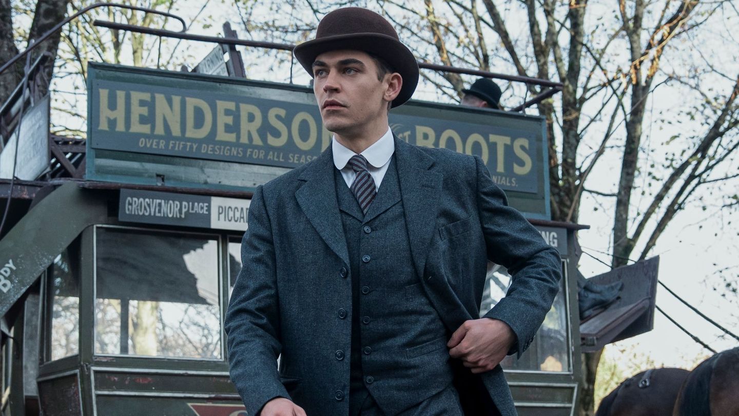 Sherlock Holmes (Hero Fiennes Tiffin) studiert in Oxford. Doch schon bald gehört seine Aufmerksamkeit nicht länger den Vorlesungen.