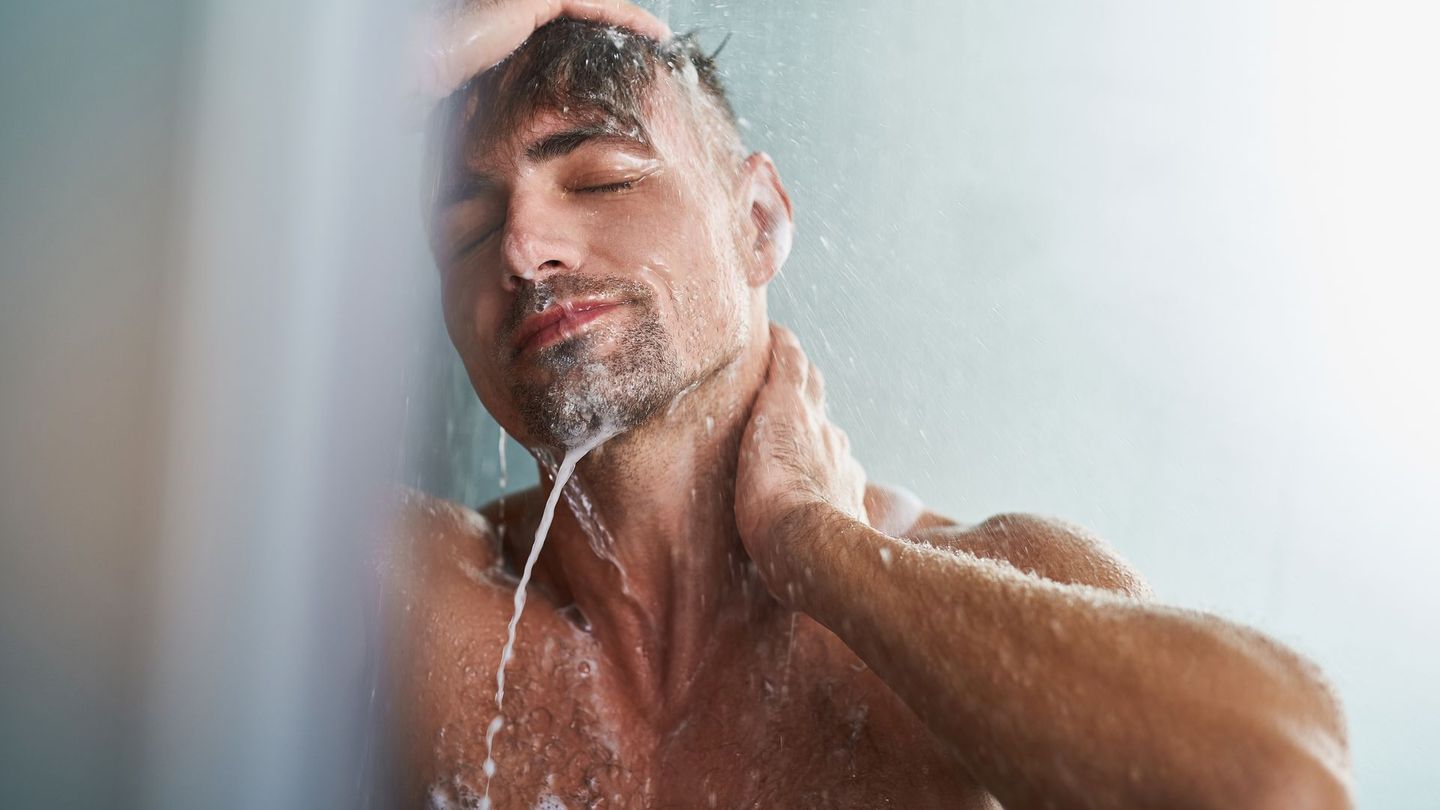 Manche Menschen duschen stets morgens, andere schwören darauf, abends zu duschen. Doch was ist eigentlich besser?