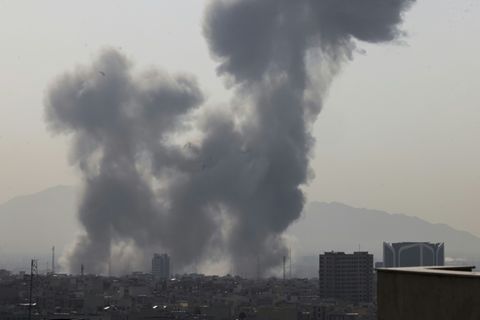Rauchsäulen über Teheran nach Angriff am Samstag