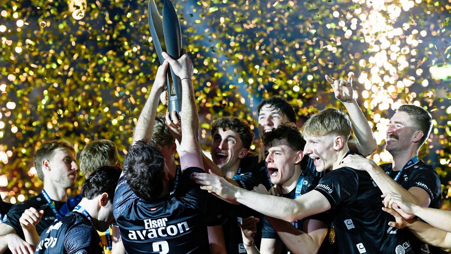 Im Konfetti-Regen reckt SVG-Kapitän Jesse Elser den Pokal in die Höhe. Foto: Uwe Anspach/dpa