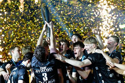 Im Konfetti-Regen reckt SVG-Kapitän Jesse Elser den Pokal in die Höhe. Foto: Uwe Anspach/dpa