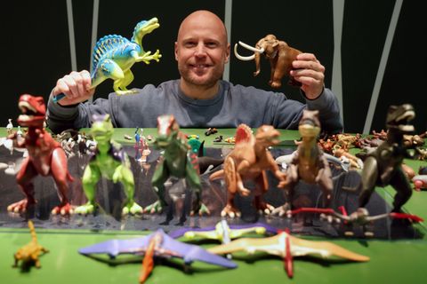 Dinosaurier und Mammuts gehören zur Ausstellungswelt des Künstlers Oliver Schaffer. Foto: Bernd Wüstneck/dpa