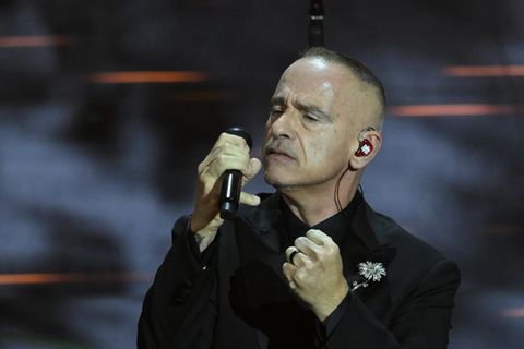 Eros Ramazzotti singt Ende Februar in Sanremo in ein Mikrofon
