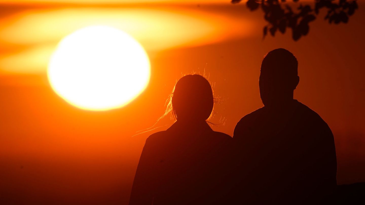 Die Rückkehr der Romantik fällt in eine Zeit emotionaler Erschöpfung. (Symbolbild) Foto: Julian Stratenschulte/dpa