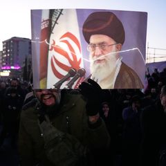 Irans Religionsführer Ajatollah Ali Chamenei wurde bei bei einem Luftangriff getötet. (Foto-aktuell) Foto: Vahid Salemi/AP/dpa