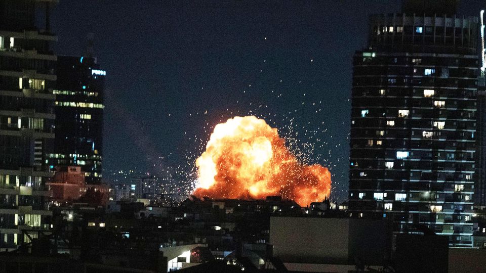 Rakete trifft Tel Aviv – „hat das Haus hier komplett zerfetzt“