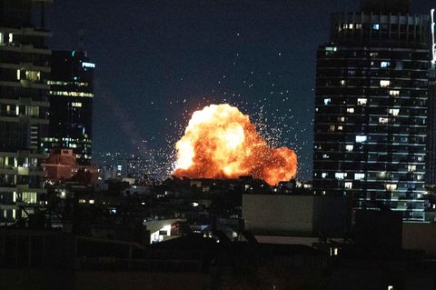 Rakete trifft Tel Aviv – „hat das Haus hier komplett zerfetzt“