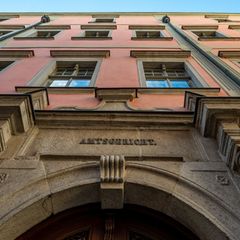 Nach dem Hafttermin lief der 22-Jährige auf dem Weg zum Polizeiwagen davon. (Archivbild) Foto: Armin Weigel/dpa