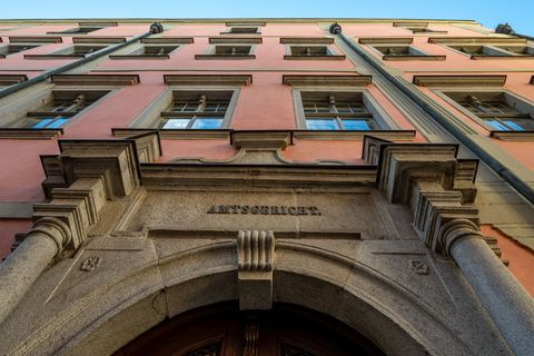 Nach dem Hafttermin lief der 22-Jährige auf dem Weg zum Polizeiwagen davon. (Archivbild) Foto: Armin Weigel/dpa