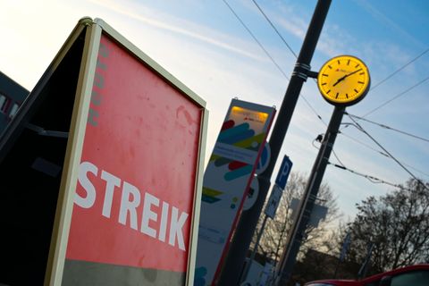 Am Montag soll der ÖPNV in Halle mit Betriebsbeginn wieder rollen. (Archivfoto) Foto: Heiko Rebsch/dpa