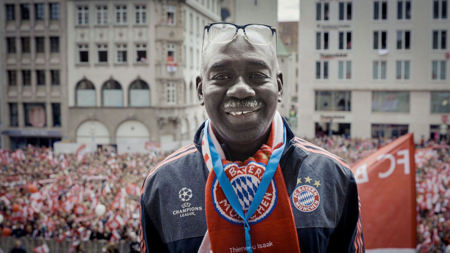 Bei der Meisterfeier 2025 auf dem Marienplatz durfte Isaak Cissé nicht fehlen.