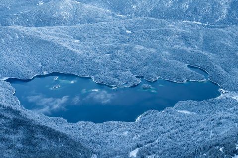 Der Eibsee ist im Winter oft zugefroren. (Symbolbild) Foto: Peter Kneffel/dpa