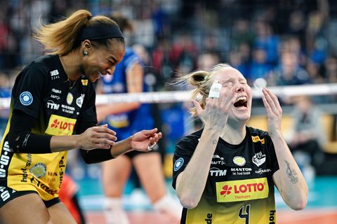 Laakonen (r) konnte die Pokal-Sensation kaum fassen. Foto: Uwe Anspach/dpa