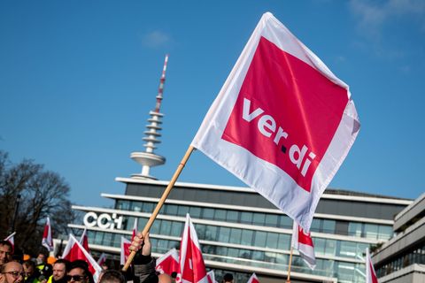 Nach dem 48-stündigen Warnstreik in Hamburg läuft der ÖPNV wieder an (Archiv) Foto: Daniel Bockwoldt/dpa