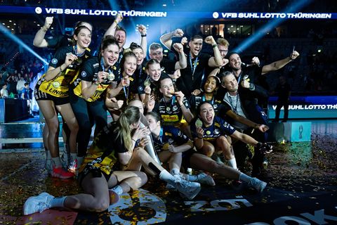 Es ist der zweite Pokal-Triumph für Suhl. Foto: Uwe Anspach/dpa