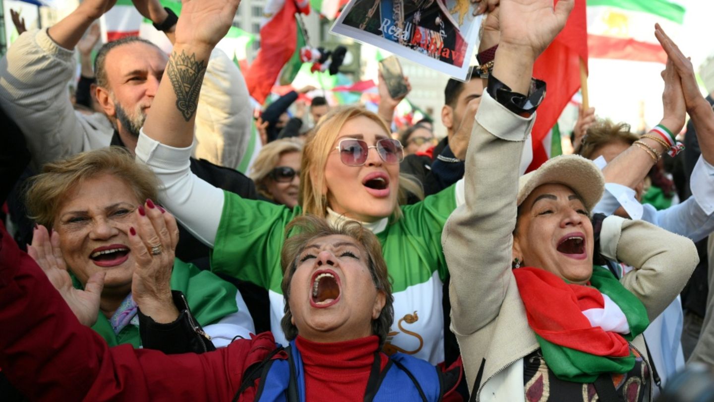 Nach Angriffen gegen Iran: Demos und Freudenfeiern in deutschen Städten
