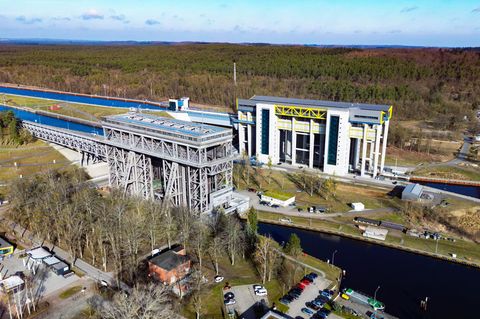 Im Schiffshebewerk startet die Saison für Besucherinnen und Besucher. (Archivbild) Foto: Patrick Pleul/dpa
