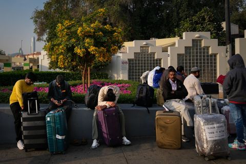 Viele Menschen stecken am Flughafen fest. Foto: Altaf Qadri/AP/dpa