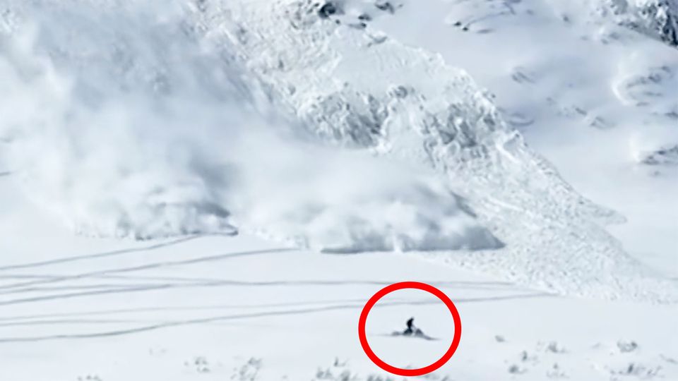 USA: Snowbiker löst XXL-Lawine aus - und rast um sein Leben