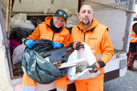 Wenn Tausende Müll sammeln, kommt einiges zusammen. Foto: Georg Wendt/dpa