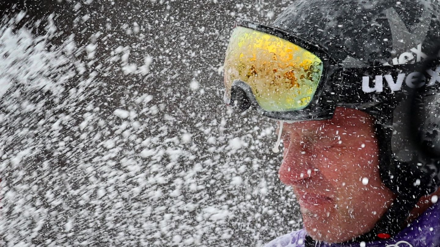 Romed Baumann bekommt in Garmisch eine Schampusdusche verabreicht. Foto: Karl-Josef Hildenbrand/dpa