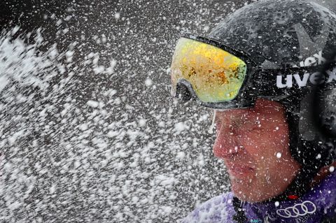 Romed Baumann bekommt in Garmisch eine Schampusdusche verabreicht. Foto: Karl-Josef Hildenbrand/dpa