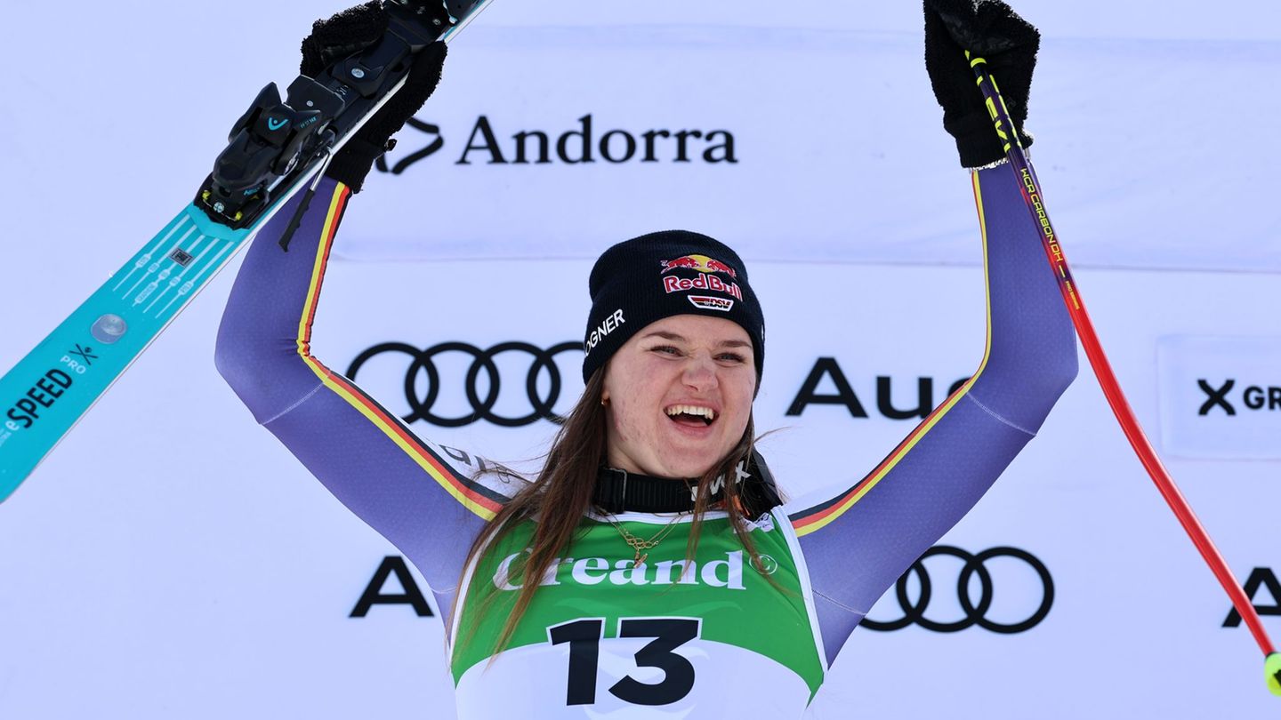 Emma Aicher jubelt über Platz zwei im zweiten Super-G von Soldeu. Foto: Marco Trovati/AP/dpa